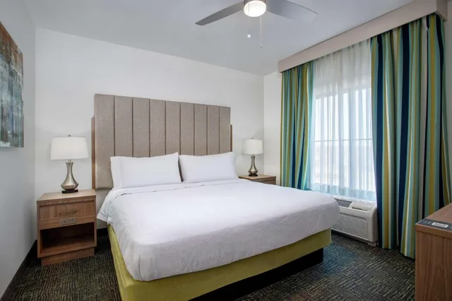 1 Bedroom, Boardroom, Suite, King Bed، Homewood Suites by Hilton Davidson 1/9