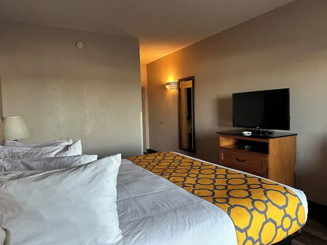غرفة بسرير كينج يُسمح فيها بالحيوانات الأليفة، Baymont By Wyndham West Plains 2/5