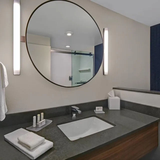 غرفة بسرير كينج وسريرين كوين، Fairfield Inn & Suites by Marriott Mansfield 3/7