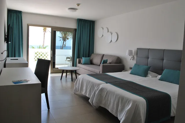 غرفة قياسية بسريرين منفصلين بإطلالة جزئية على البحر، Hotel Las Costas 2/10