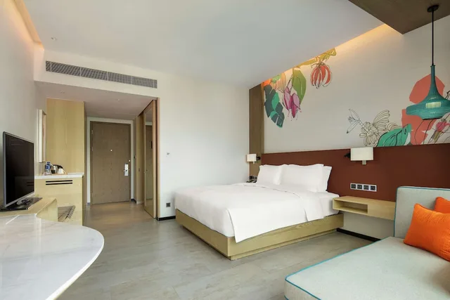 غرفة بسرير كينج بإطلالة على البحر بشرفة في طابق مرتفع، Hilton Garden Inn Sanya 1/4