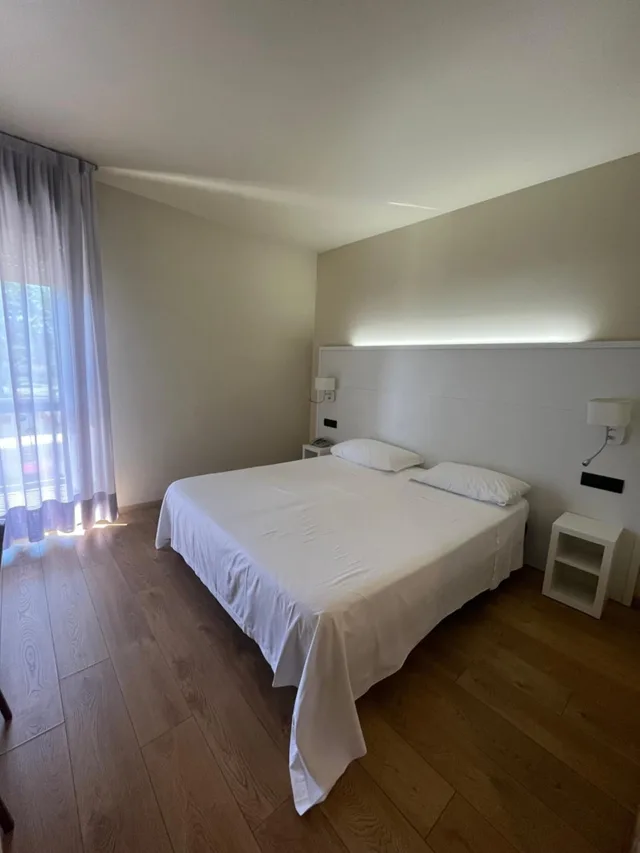 غرفة بسرير مزدوج أو سريرين منفصلين بشرفة، HOTEL PARIGI 2 5/6