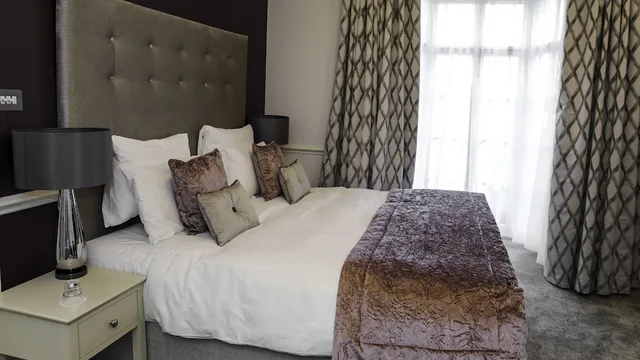 Superior, Suite, King Bed, Sofa, Jetted Tub, Queens Court Hotel 1/2