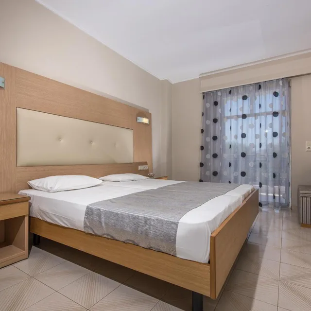 غرفة بسرير مزدوج أو سريرين منفصلين بإطلالة على الحديقة، Golden Sun Hotel 1/3