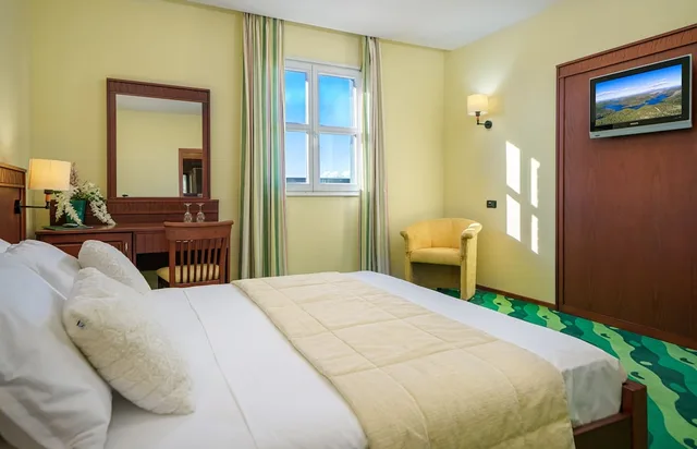 غرفة سوبيريور بسريرين منفصلين بشرفة، Hotel Vrata Krke 1/4