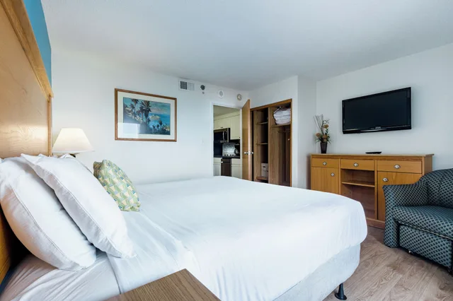 جناح بسرير كينج بإطلالة على المرسى بغرفة نوم واحدة مع أريكة، Ocean Key Resort Virginia Beach, Virginia 2/3