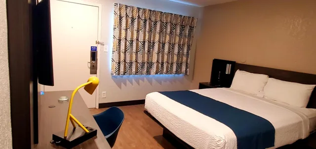 1 Queen Bed - ADA/RI Shower، Motel6 Palmdale, CA 5/10
