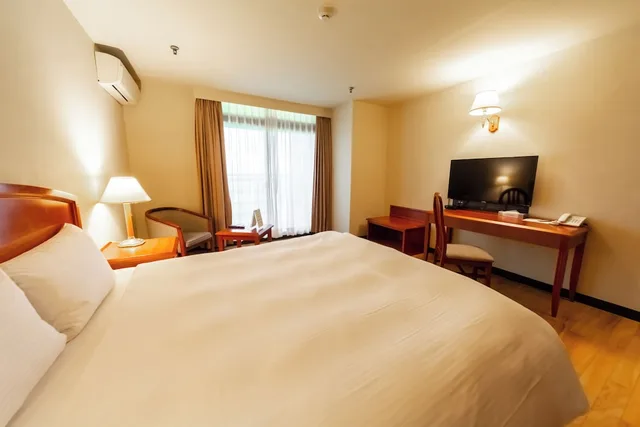 Standard, Queen Bed, Landis Inn Lotung 2/10