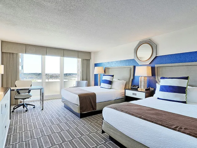 غرفة ديلوكس بسريرين كوين بشرفة، South Shore Harbour Resort & Conference Center 1/1