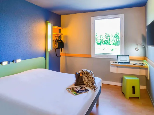 غرفة ثلاثية بسرير مزدوج وسرير بطابقين، Ibis Budget Saint Martin De Crau Porte De Camargue 3/9