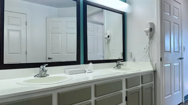 Efficiency, Suite, 1 King and 2 Double Beds، MainStay Suites Las Vegas Flamingo 10/10