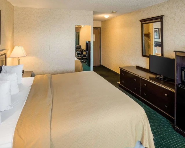 غرفة بسرير كينج، Quality Inn Near Northtown Mall & National Sports Center 2/2