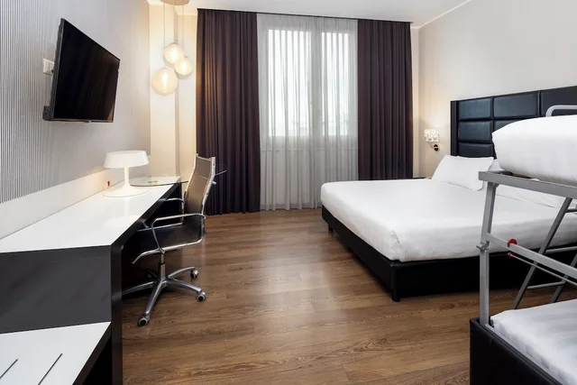 غرفة قياسية بسرير بطابقين وسرير كوين، Holiday Inn Genoa City 8/11