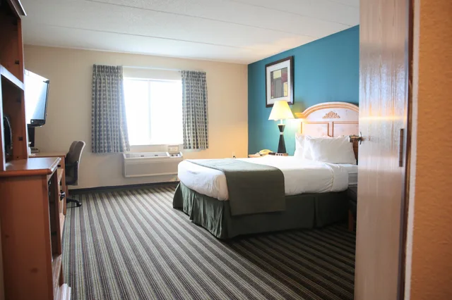 غرفة بسرير كوين لذوي الإعاقة، American Inn and Suites Peosta, IA 2/4