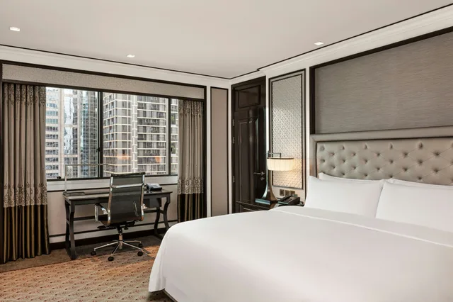 Room, King Bed, THE ATHENEE HOTEL, A LUXURY COLLECTION HOTEL BANGKOK 2/3