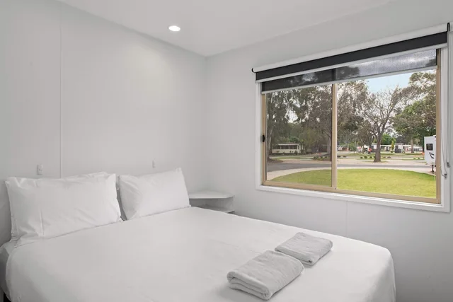 كابينة سوبيريور بسرير كوين بـ3 غرف نوم، DISCOVERY PARKS - ECHUCA 1/6