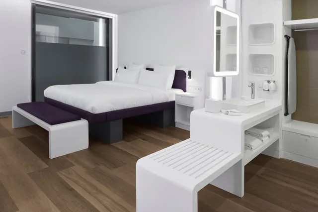 جناح جونيور بسرير كينج مع أريكة بمطبخ صغير، YOTELAIR Istanbul Airport AIRSIDE 2/4