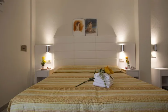 غرفة عائلية رباعية بسرير مزدوج وسرير فردي مع أريكة، Hotel Gloria 4/9