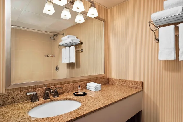 غرفة تقليدية بسرير كينج مع أريكة، Sheraton Framingham Hotel Conference Center 7/9