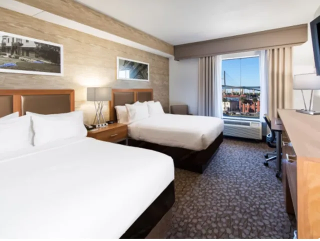 غرفة بسرير كوين لذوي الإعاقة، Holiday Inn Savannah Historic District 1/2