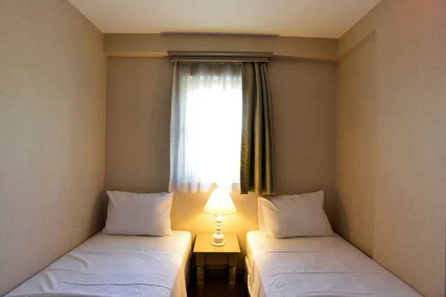 غرفة اقتصادية بسرير كوين وسريرين منفصلين مع أريكة، Daphne Residence 5/10