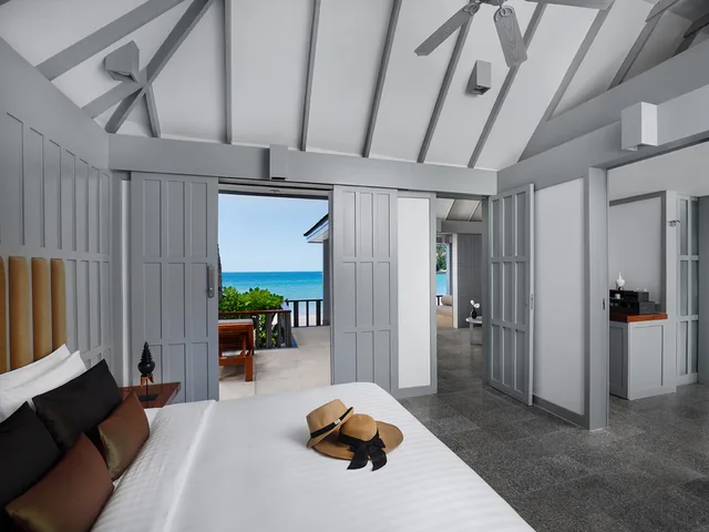 Beach, Deluxe، The Surin Phuket 2/2