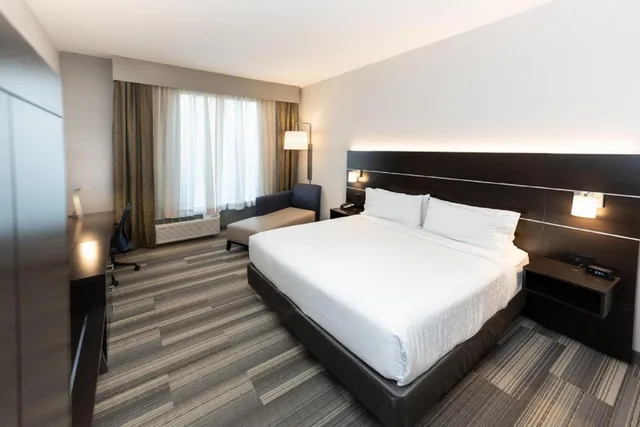 Xtra Space, Standard, King Bed، Holiday Inn Express & Suites Franklin - Berry Farms 2/3