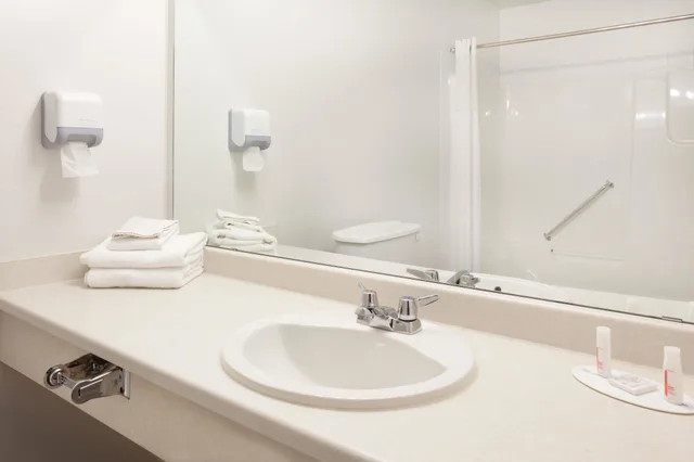 Loft, Suite, 1 Single and 2 Queen Beds, Kitchenette، Super 8 by Wyndham Valemount 5/5
