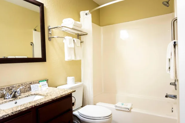 غرفة بسرير كينج، MainStay Suites Coralville - Iowa City 7/10