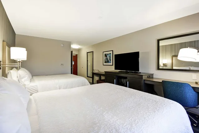 Room, Queen Bed, Hampton Inn And Suites Los Angeles Burbank Airport 2/2