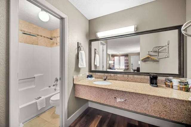 غرفة قياسية بسرير كينج، Best Western Braselton Inn 6/7