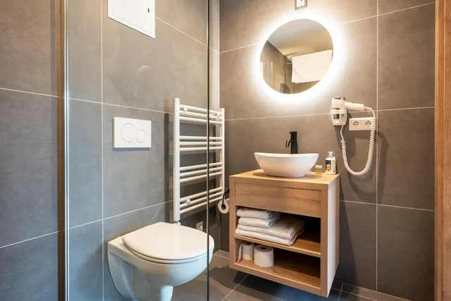 استوديو، B&S Hotel 6/8