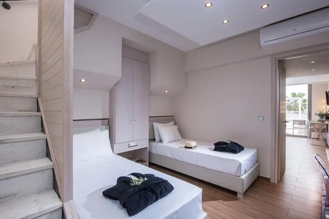 Connecting, Superior, Suite, 1 Queen and 4 Single Beds, Two Story، Royal and Imperial Belvedere 4/7