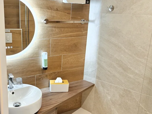 غرفة قياسية بسرير كوين بإطلالة على الحديقة بشرفة، Best Western Hotel Le Crystal Dinard 1/1