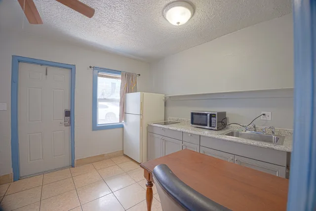 غرفة بسرير كوين بمطبخ صغير، Aladdin Motel By OYO Merritt Island 7/9