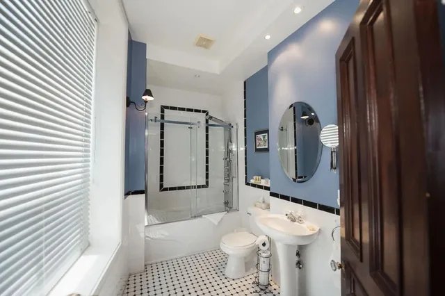 غرفة ديلوكس بسرير كوين، Manoir Sherbrooke 3/4