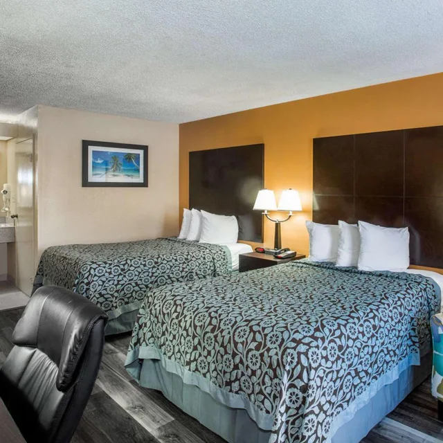 غرفة ديلوكس رباعية بسريرين مزدوجين لذوي الإعاقة، Days Inn by Wyndham Sarasota Bay 2/5