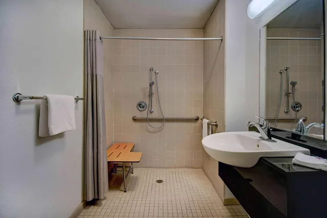غرفة بسرير كوين لذوي الإعاقة لذوي الإعاقة، Motel6 Douglas, AZ 7/9