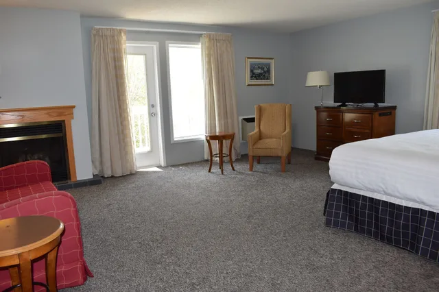 غرفة ديلوكس بسرير كينج بإطلالة على البحيرة مع أريكة، Dundee Resort And Golf Club 4/7