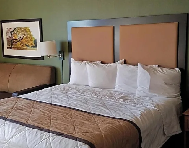 جناح بسرير كينج مع أريكة بمطبخ، Studio 6 Extended Stay Milwaukee Brookfield WI 6/9