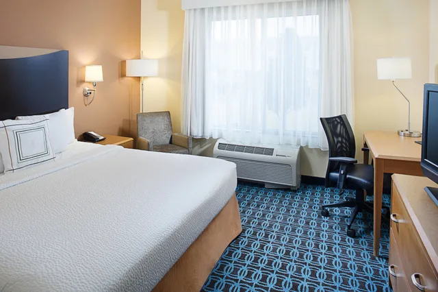 جناح بسرير كينج بغرفة نوم واحدة مع أريكة، Fairfield Inn Suites Jonesboro 1/2
