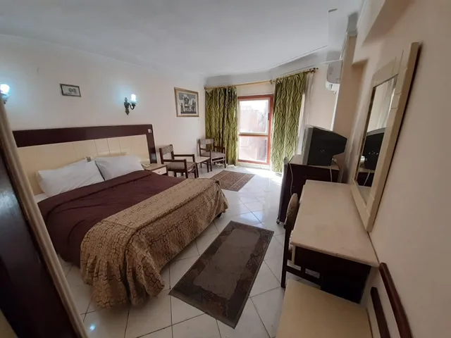 غرفة قياسية ثلاثية، Regency Alexandria 1/2