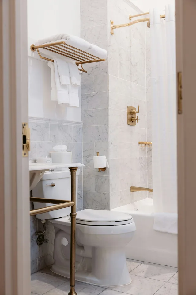 Cozy, Queen Bed, Life Hotel New York 3/3