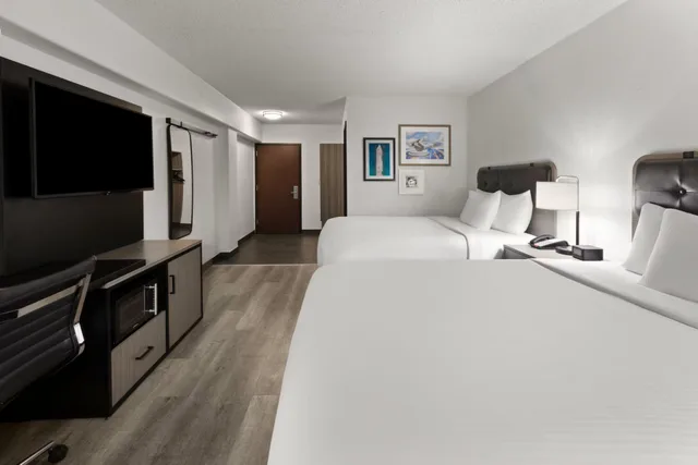 غرفة قياسية بسريرين كوين، La Quinta Inn & Suites Washington DC-Capital/NoMA 3/6