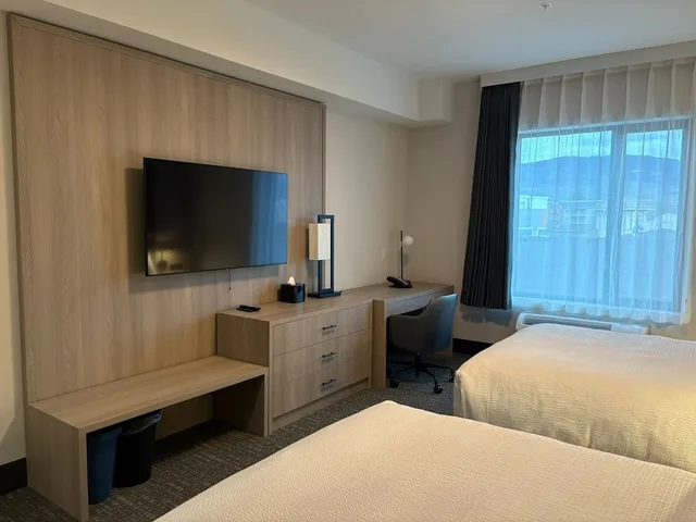 غرفة بسريرين كوين، La Quinta Inn & Suites by Wyndham Kelowna BC 4/8