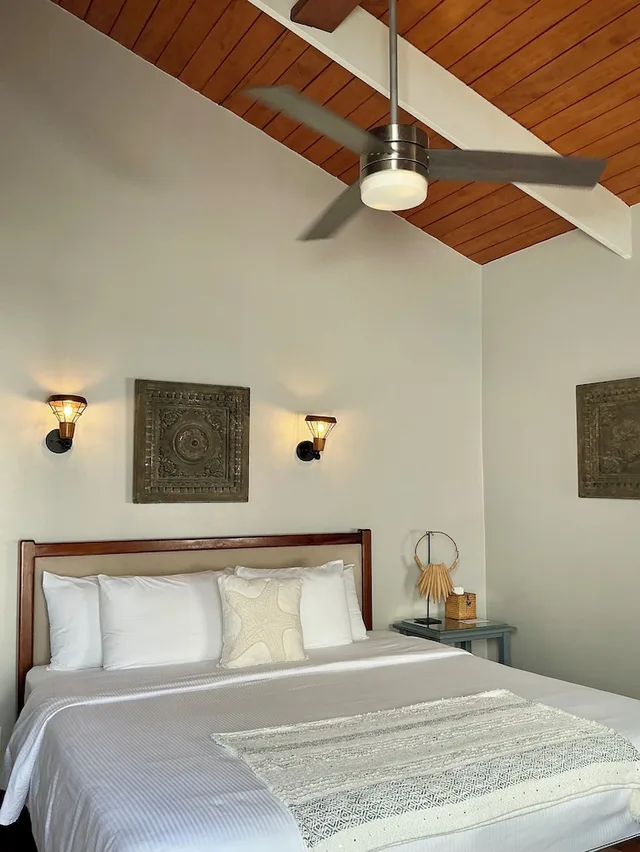 غرفة بسرير كينج بإطلالة على البحر بشرفة، Mata Rock Resort 1/10