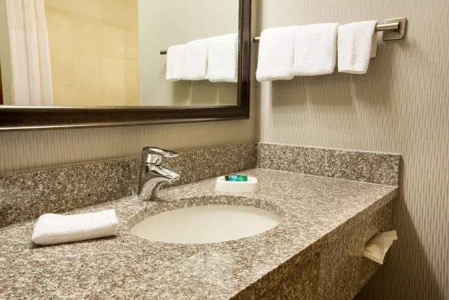 جناح بسرير كينج بغرفتين مع أريكة، Drury Inn and Suites Columbus Grove City 4/4
