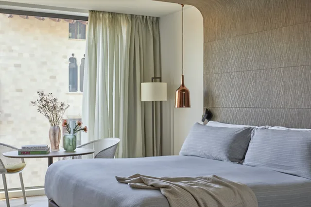 Connecting, Me, Superior, King Bed, Sofa، ME Barcelona 1/3