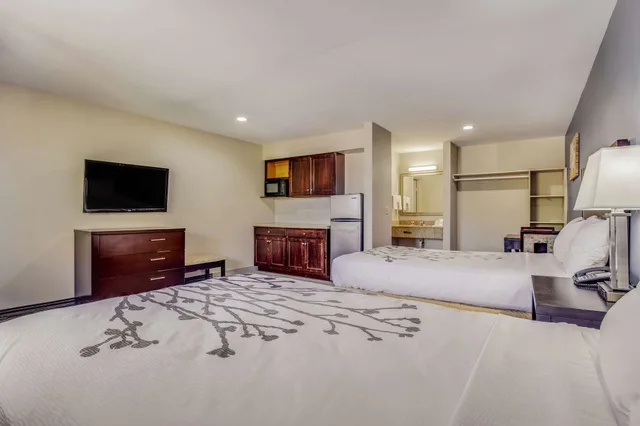Upgrade, Suite, 2 Queen Beds، Econo Lodge Inn & Suites Enid South 7/10