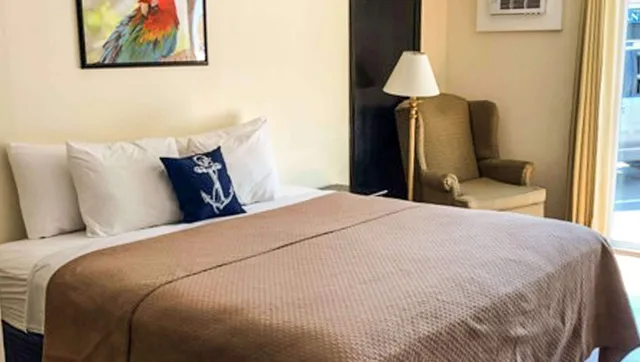 جناح بسرير كينج وسرير كوين بمطبخ، The Colonial Inn 1/1